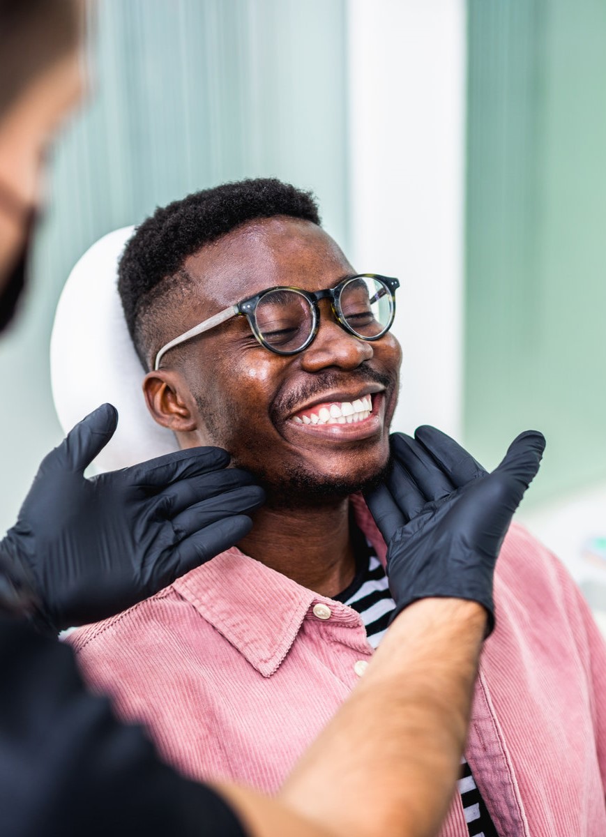 AdobeStock_646938433 (2)_result33 African American young man having a visit at the dentist's. He is sitting on chair at dentist office in dental clinic.