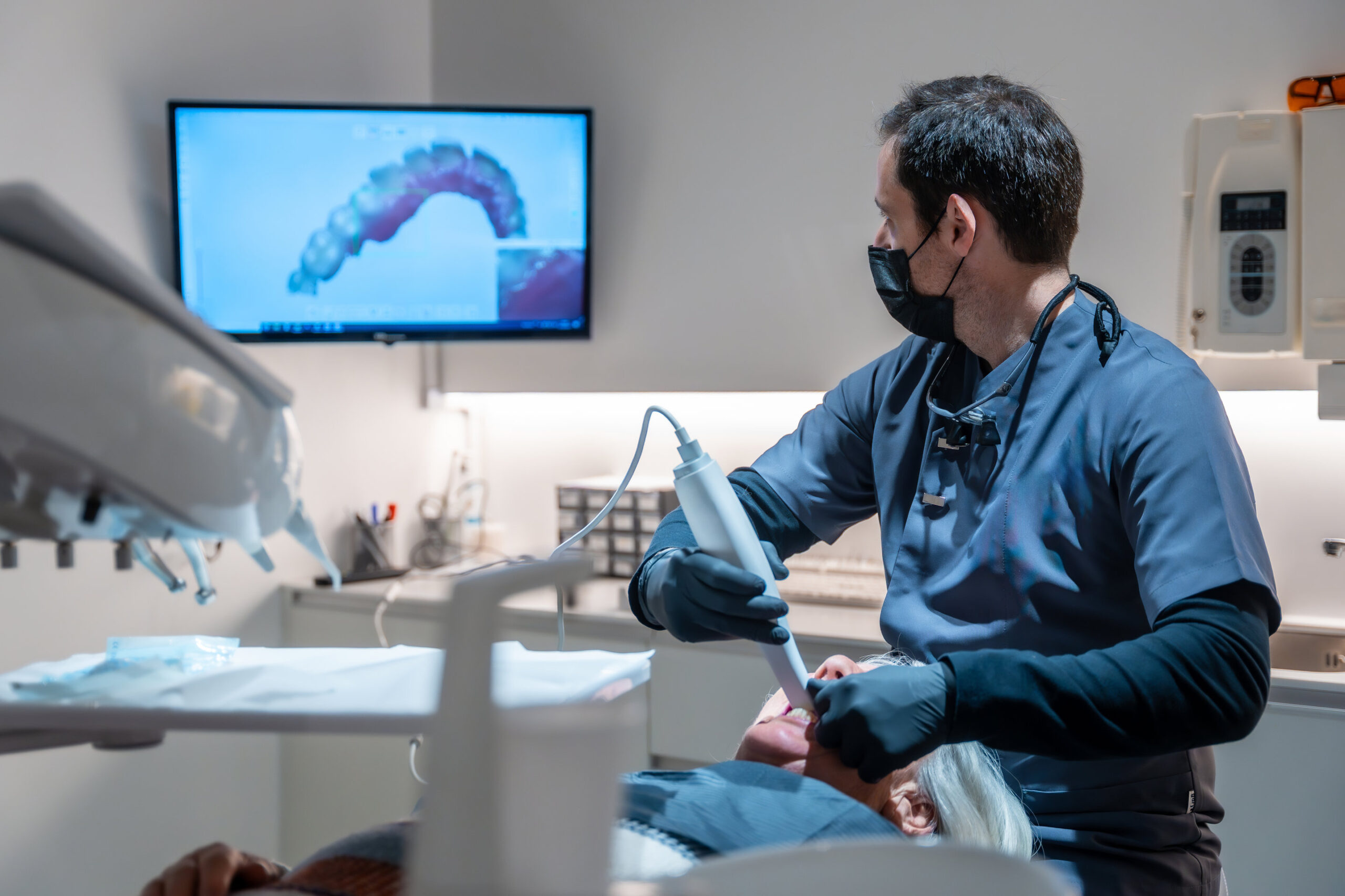 Dentist performing 3d scan of patient’s teeth in modern dental clinic Dentist using an intraoral scanner for 3d scanning of teeth, creating precise digital models for diagnosis and treatment planning